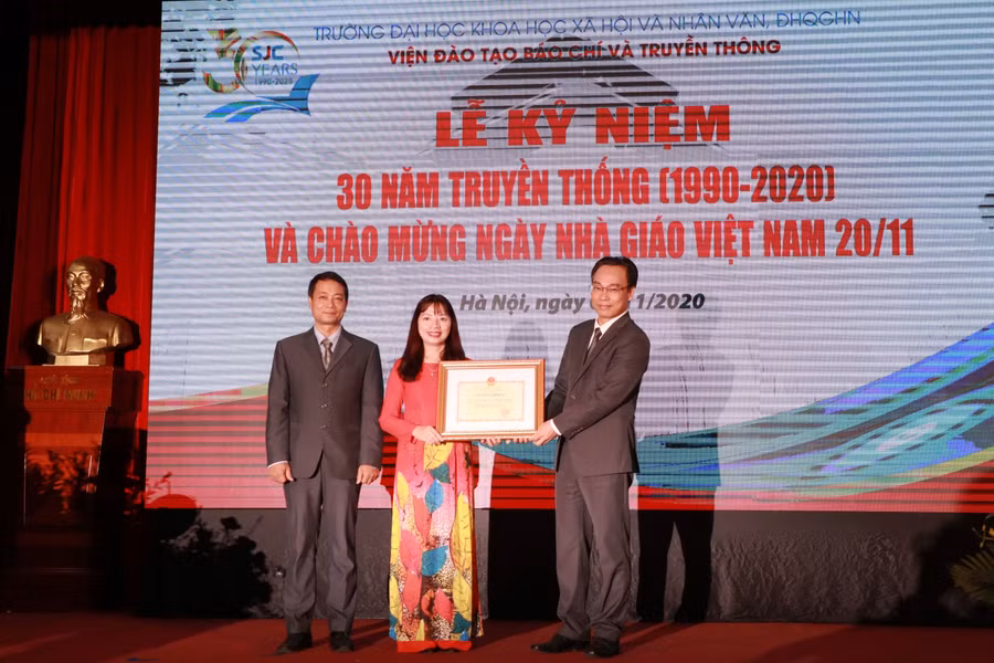 Thứ trưởng Hoàng Minh Sơn trao Bằng khen của Bộ trưởng Bộ GD&ĐT cho Viện.