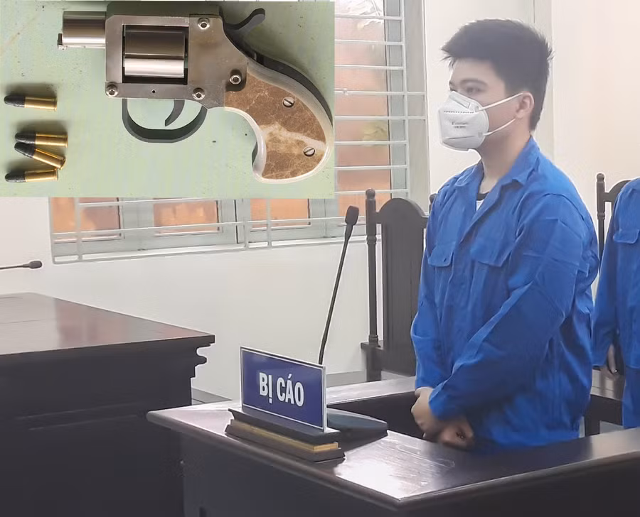 Bị cáo Trần Quốc Sang cùng khẩu súng tang vật của vụ án.