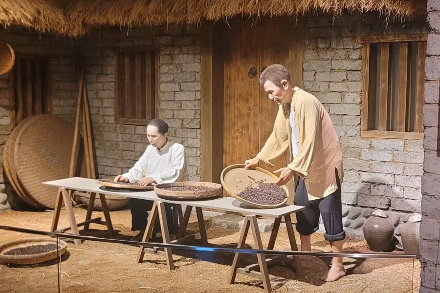 Vợ chồng ông Wang, bà Wan gồng mình làm việc nhưng vẫn không lo đủ miếng ăn và trang trải chi phí học hành cho 3 đứa con trai.