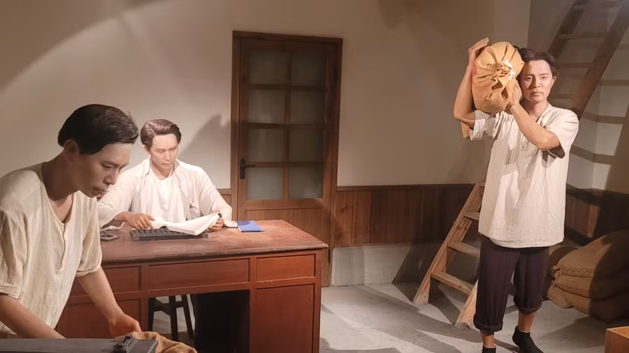 3 anh em họ Wang trong tiệm gạo của mình.