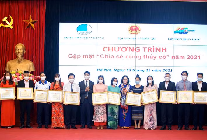 Thứ trưởng Ngô Thị Minh trao bằng khen của Bộ trưởng Bộ GD&ĐT cho các giáo viên tiêu biểu.