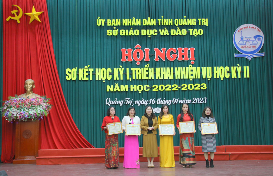 Lãnh đạo Sở GD&amp;ĐT khen thưởng các tập thể đạt thành tích cao tại cuộc thi “Xây dựng video hướng dẫn phụ huynh chăm sóc, giáo dục trẻ mầm non tại gia đình năm 2022”. (Ảnh: Đ. Đức).