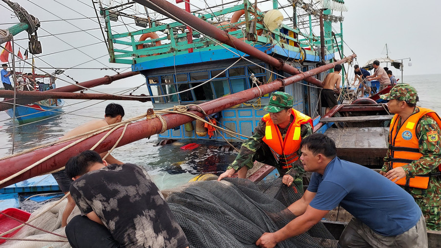 Các thuyền viên trên tàu cá được ứng cứu kịp thời. (Ảnh: H.N).