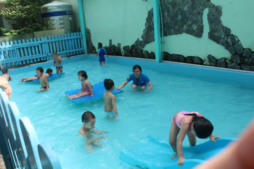 Giáo viên đang dạy bơi cho các bé. Ảnh: Hoài Nhơn.