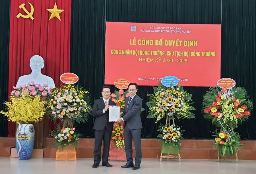 Thứ trưởng Hoàng Minh Sơn (bên phải) trao quyết định công nhận Chủ tịch hội đồng trường cho ông Bùi Trung Dũng