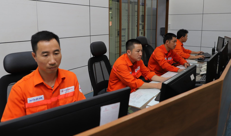 Nhân viên vận hành Nhà máy Thủy điện Quảng Trị.