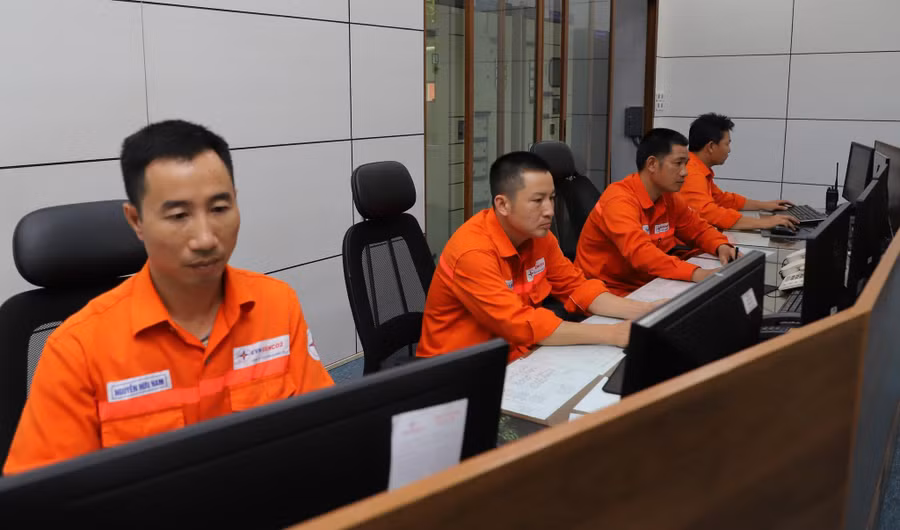 Nhân viên vận hành Nhà máy Thủy điện Quảng Trị.