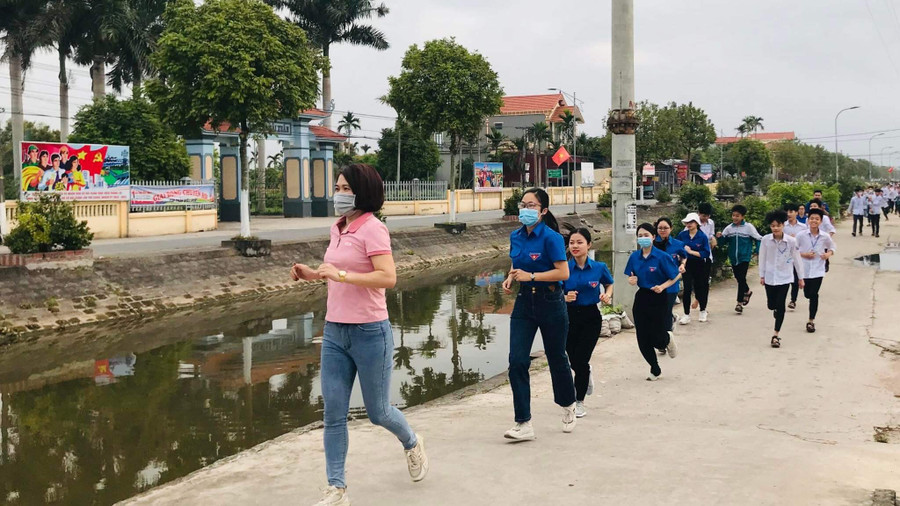 Đường làng, ngõ xóm được bê tông hóa nhờ phát triển kinh tế xã hội. Đường làng, ngõ xóm được bê tông hóa nhờ phát triển kinh tế xã hội.