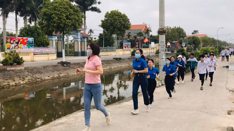 Đường làng, ngõ xóm được bê tông hóa nhờ phát triển kinh tế xã hội.