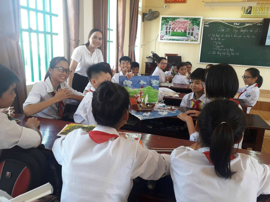 Người dân không còn nghèo, mỗi ngày đến trường với cả cô và trò đều là một ngày vui. Người dân không còn nghèo, mỗi ngày đến trường với cả cô và trò đều là một ngày vui.