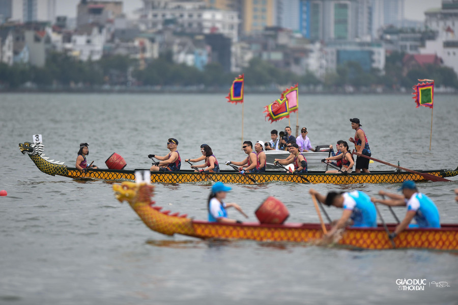 Theo thông lệ hàng năm, Lễ hội Bơi chải thuyền rồng Hà Nội mở rộng được tổ chức vào đầu Xuân năm mới tại Hồ Tây.