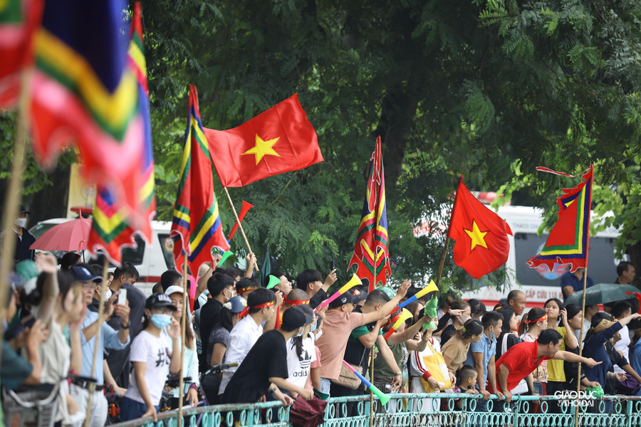 Khán giả thủ đô cổ vũ nhiệt tình cho các đội đua.