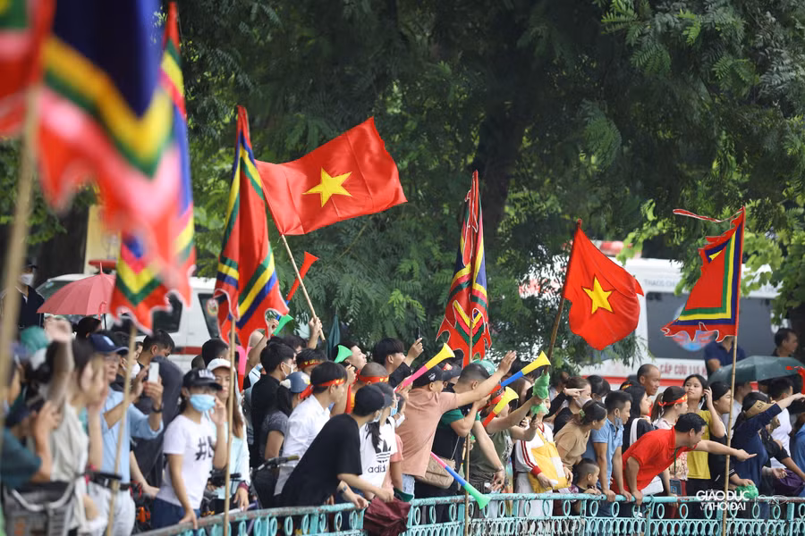 Khán giả thủ đô cổ vũ nhiệt tình cho các đội đua.