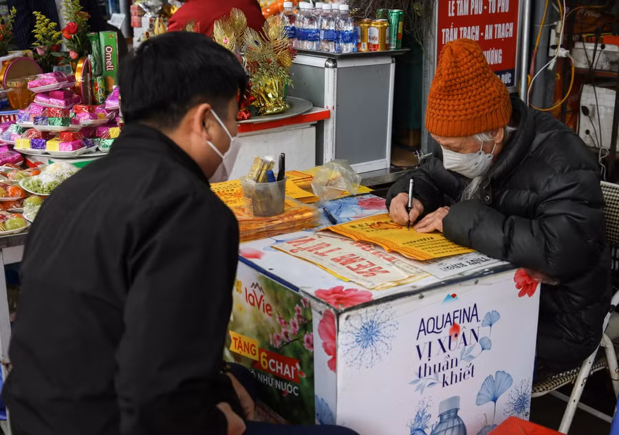 Hình ảnh hàng nghìn người đổ về Phủ Tây Hồ ngày lễ Rằm tháng Giêng ảnh 7