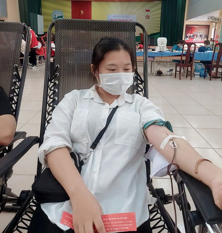 Giàng Thị Si tham gia hiến máu tình nguyện.