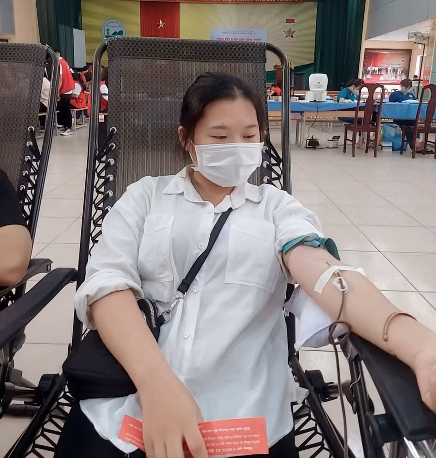 Giàng Thị Si tham gia hiến máu tình nguyện.