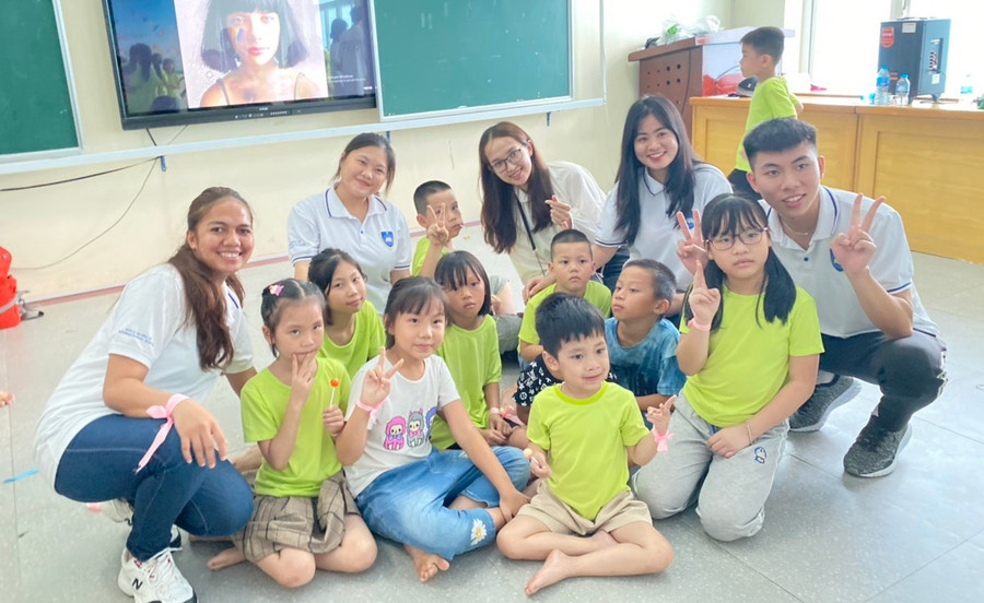 Giàng Thị Si và các thành viên câu lạc tiếng Anh tình nguyện dạy tiếng Anh miễn phí cho trẻ em.