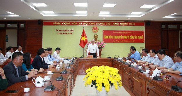 Ông Phạm Ngọc Nghị, Chủ tịch UBND tỉnh phát biểu giao nhiệm vụ cho ông Võ Ngọc Tuyên và ông Đinh Xuân Hà. (Ảnh: QA)