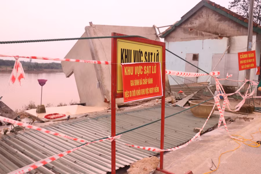 Chính quyền địa phương căng dây cảnh báo khu vực nguy hiểm.