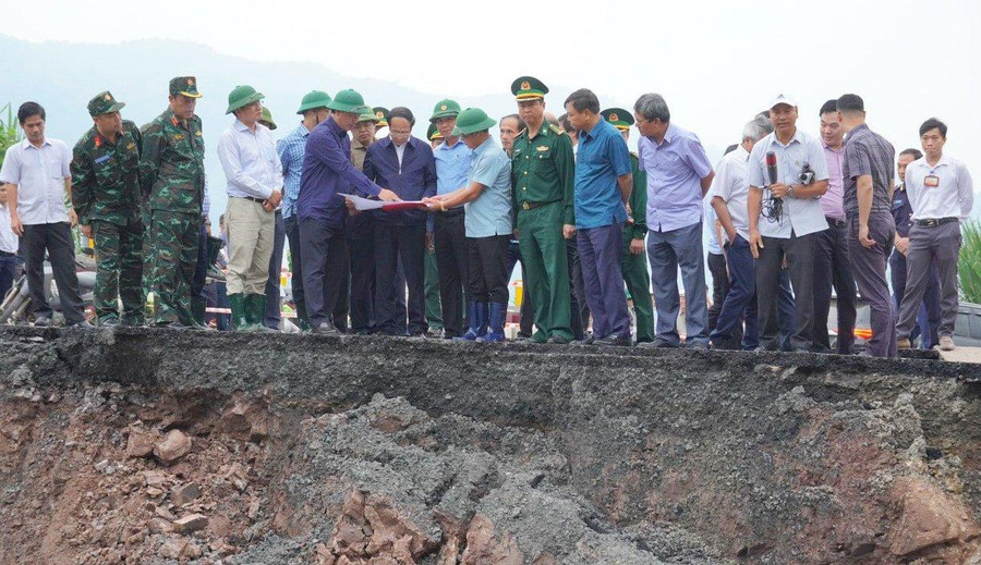 Phó Thủ tướng Lê Văn Thành kiểm tra hiện trường và chỉ đạo khắc phục Quốc lộ 15D. Phó Thủ tướng Lê Văn Thành kiểm tra hiện trường và chỉ đạo khắc phục Quốc lộ 15D.