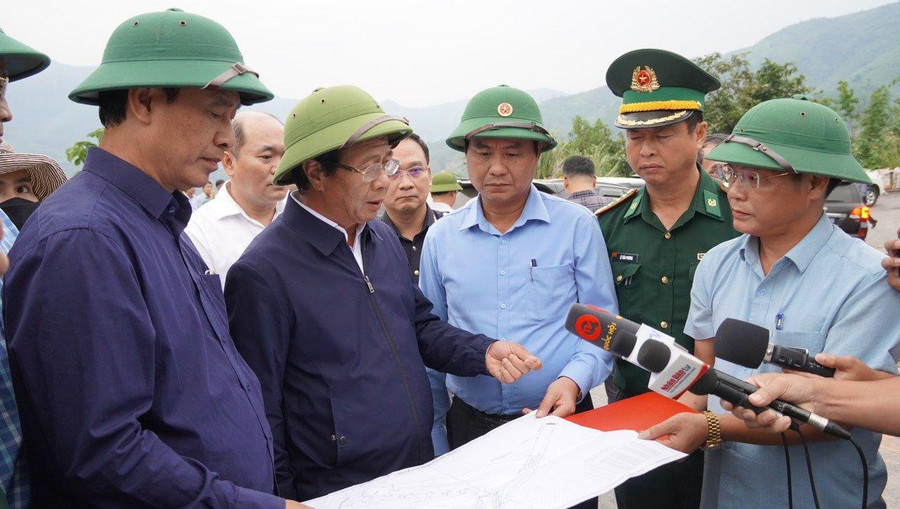Phó Thủ tướng đề nghị Bộ GTVT và tỉnh Quảng Trị cần chỉ đạo các đơn vị thi công đẩy nhanh tiến độ để thông tuyến. Phó Thủ tướng đề nghị Bộ GTVT và tỉnh Quảng Trị cần chỉ đạo các đơn vị thi công đẩy nhanh tiến độ để thông tuyến.