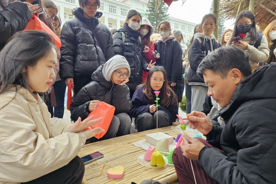 Sinh viên quốc tế thích thú khi được trải nghiệm nặn tò he. Sinh viên quốc tế thích thú khi được trải nghiệm nặn tò he.