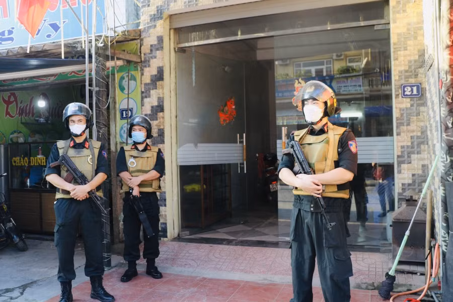 Lực lượng chức năng tiến hành khám xét nơi ở của các đối tượng. Ảnh: Công an Nghệ An.