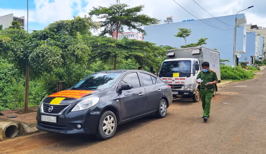 Cơ quan chức năng kiểm tra phương tiện vi phạm. Ảnh: Bá Bính
