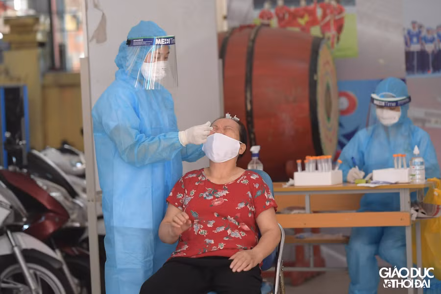 Để đảm bảo công tác phòng chống dịch, Trung tâm Y tế quận và trạm y tế các phường rà soát, lập danh sách, thông báo gửi giấy mời người dân đang sinh sống tại các khu vực có nguy cơ cao đến xét nghiệm tại các địa điểm lấy mẫu và phân chia theo các khung giờ, đảm bảo giãn cách, không tụ tập đông người và thực hiện nghiêm các quy định phòng chống dịch.