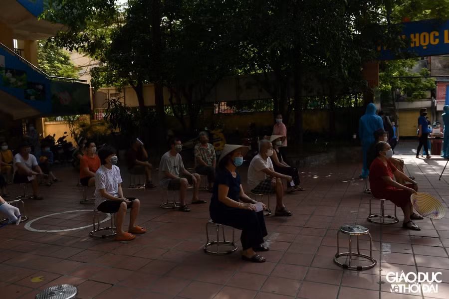 Ghế ngồi được xếp cách nhau 2m đảm bảo giãn cách.