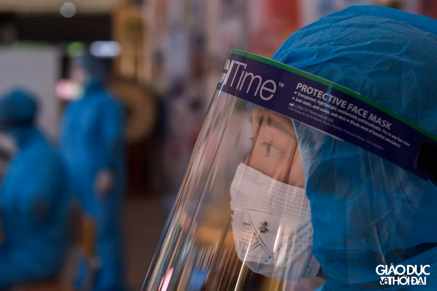 Việc lấy mẫu trong từng khu vực theo nguyên tắc nhà liền nhà, bao gồm cả các hộ gia đình, cửa hàng, nhà trọ… tránh để bỏ sót đối tượng. Có thể lựa chọn 2 người trong 1 hộ gia đình để lấy mẫu, ưu tiên người thường xuyên đi lại, tiếp xúc nhiều người.