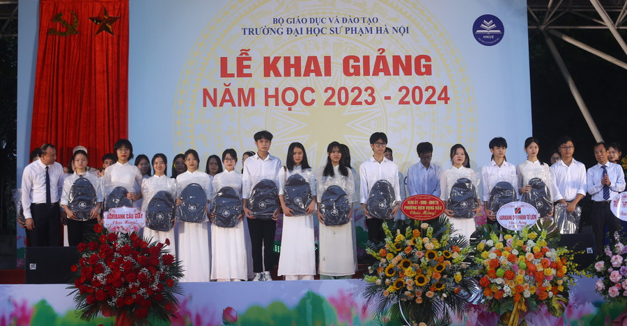 28 sinh viên xuất sắc trong Kỳ tuyển sinh năm 2023 được Trường ĐH Sư phạm Hà Nội vinh danh, khen thưởng. 28 sinh viên xuất sắc trong Kỳ tuyển sinh năm 2023 được Trường ĐH Sư phạm Hà Nội vinh danh, khen thưởng.