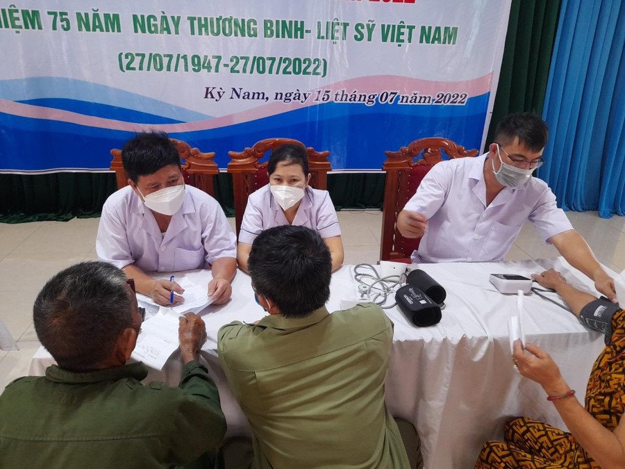 Đội ngũ y, bác sĩ thăm khám và tư vấn sức khoẻ cho người dân.