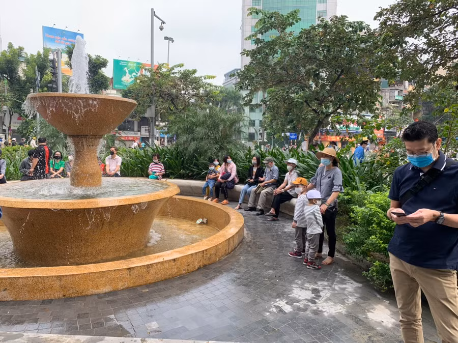 Ngay từ sáng sớm nhiều người dân đã có mặt tại khu vực ga Cát Linh đợi lễ bàn giao kết thúc để là những người đầu tiên lên tàu.