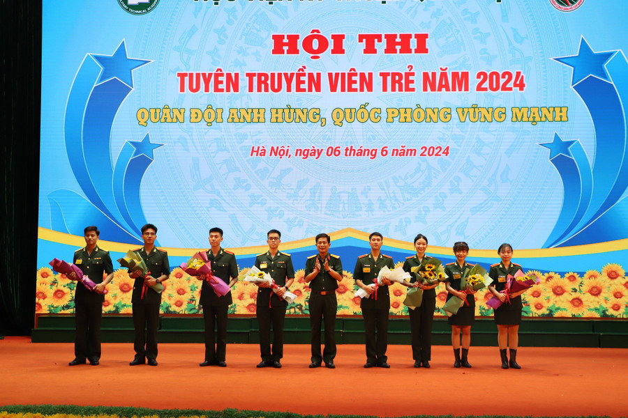 Thượng Tá Đỗ Ngọc Thanh - Phó Chủ nhiệm chính trị, Học viện Kỹ thuật quân sự tặng hoa động viên, chúc mừng các đội thi.