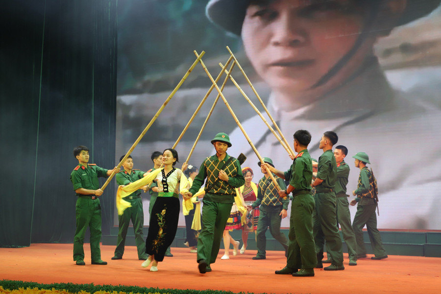 Chiến dịch Điện Biên Phủ toàn thắng được các thí sinh tái hiện sinh động, hấp dẫn.