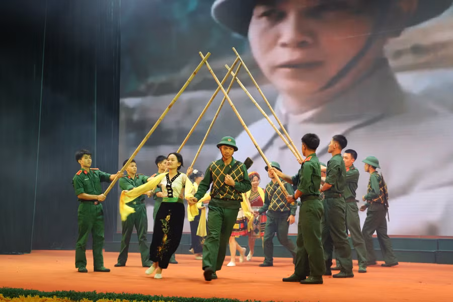 Chiến dịch Điện Biên Phủ toàn thắng được các thí sinh tái hiện sinh động, hấp dẫn.