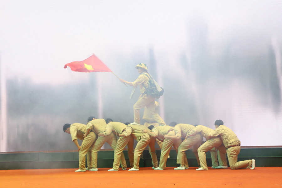 Hoạt cảnh tái hiện Chiến dịch Điện Biên Phủ lịch sử.