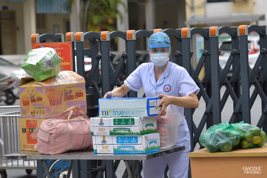 Những nhu yếu phẩm được đóng thùng, khử khuẩn sau đó sẽ có nhân viên trong bệnh viện ra lấy.