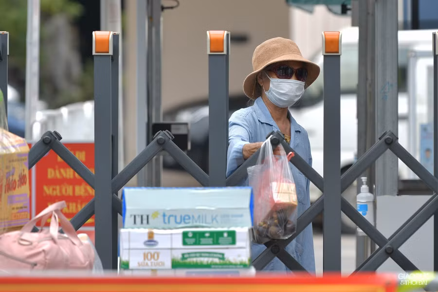 Cũng trong sáng nay, nhiều người đã gửi thực phẩm vào cho người nhà đang điều trị trong viện.