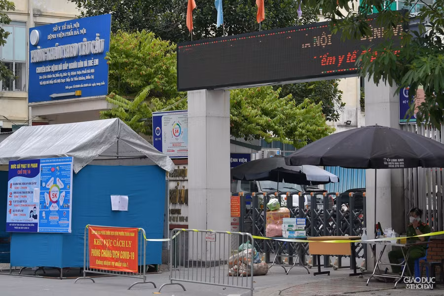 Bệnh viện Phổi Hà Nội đã lập rào chắn cách ly từ tối ngày hôm qua 25/7.