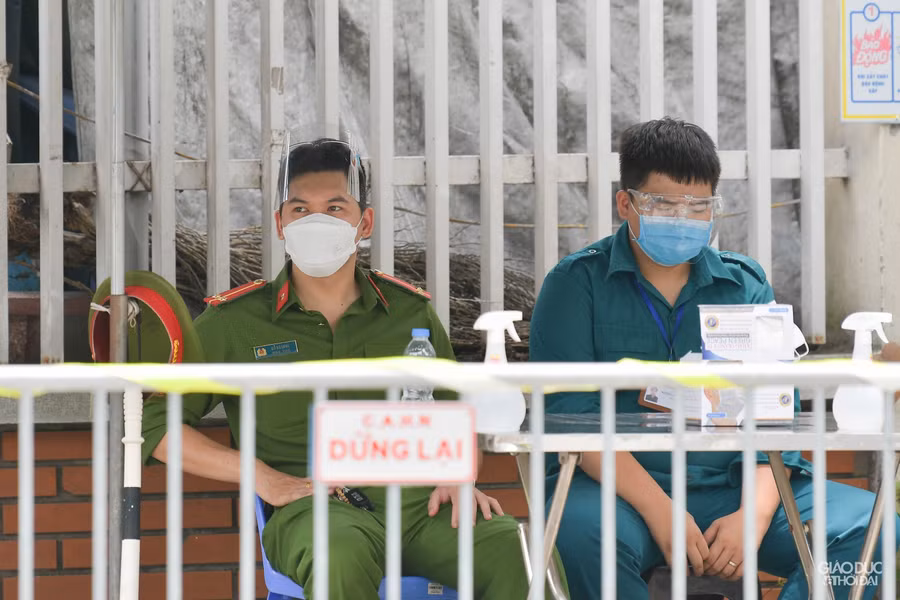 Lực lượng an ninh làm việc 24/24/7 để đảm bảo cho công tác phòng chống dịch bệnh tại khu vực.