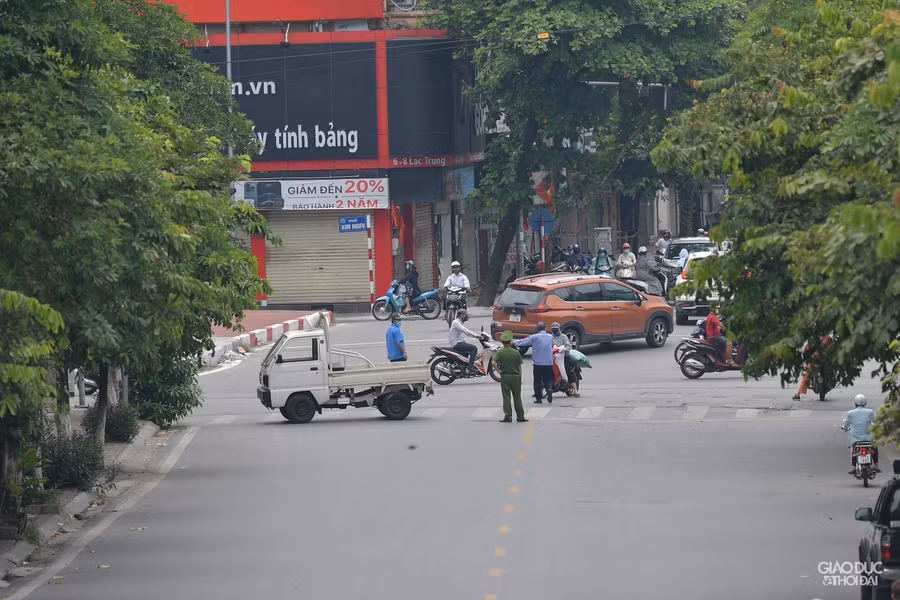 Tại 2 đầu đường Thanh Nhàn từ Võ Thị Sáu đến Kim Ngưu đều có lực lượng an ninh đứng để hạn chế cách phương tiện đi vào khu vực có dịch để đảm bảo công tác phòng chống dịch.