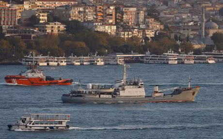 Tau trinh sat cua Nga bi dam o Bien Den - Anh 1