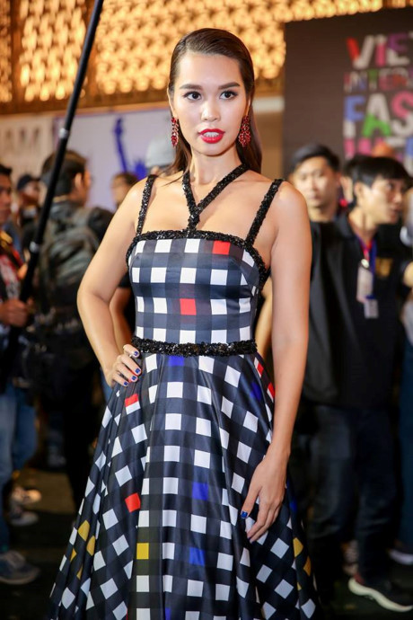 Lương Mạnh Hải nổi bật với áo họa tiết ngộ nghĩnh trên thảm đỏ - Ảnh 4 Luong Manh Hai noi bat voi ao hoa tiet ngo nghinh tren tham do - Anh 4