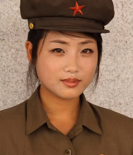 Ve dep bat ngo cua cac nu quan nhan Trieu Tien - Anh 9