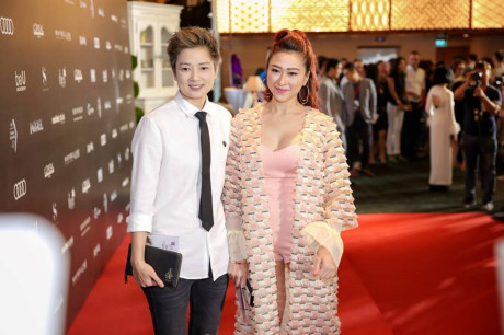 Lương Mạnh Hải nổi bật với áo họa tiết ngộ nghĩnh trên thảm đỏ - Ảnh 7 Luong Manh Hai noi bat voi ao hoa tiet ngo nghinh tren tham do - Anh 7