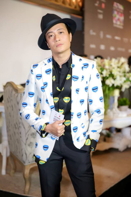 Lương Mạnh Hải nổi bật với áo họa tiết ngộ nghĩnh trên thảm đỏ - Ảnh 3 Luong Manh Hai noi bat voi ao hoa tiet ngo nghinh tren tham do - Anh 3