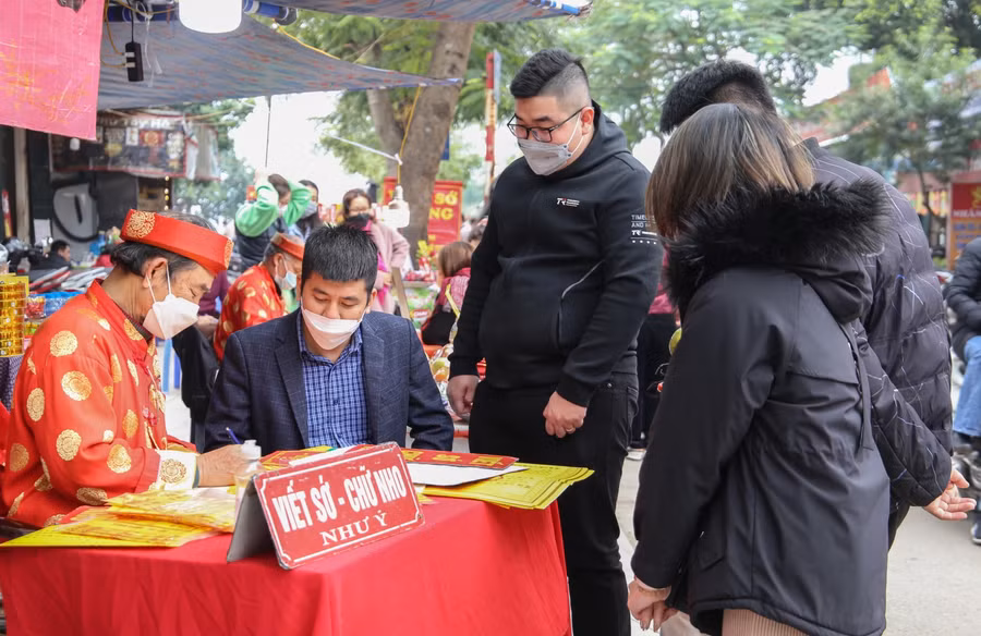 Nhiều người tranh thủ giờ nghỉ trưa để đi lễ phủ cầu tài lộc, bình an đầu năm.