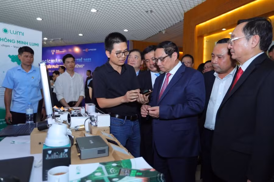 Thủ tướng Phạm Minh Chính cùng lãnh đạo các Bộ, ngành tham quan các gian trưng bày sản phẩm khoa học công nghệ.